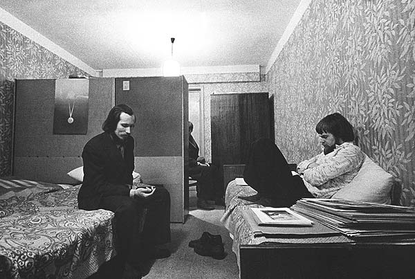 Юрий ЕВЛАМПЬЕВ. Трое в одной комнате. 1981. Чёрно-белая фотография