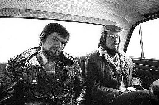 Евгений ЛИХОШЕРСТ. Сергей Чиликов (слева) и Юрий Евлампьев в Вильнюсе. Апрель, 1981. Черно-белая фотография.